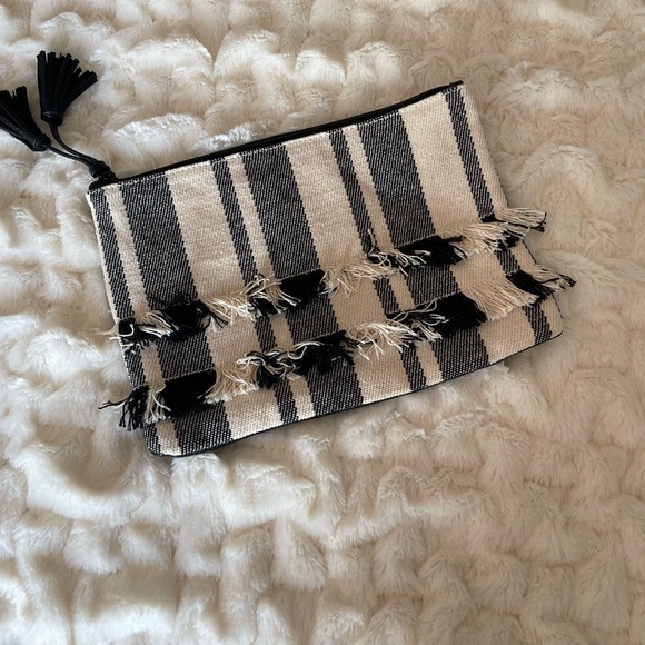 EUC Adorable fringe b&w clutch w faux black leather, cute tassel & zipper - Picture 2 of 16